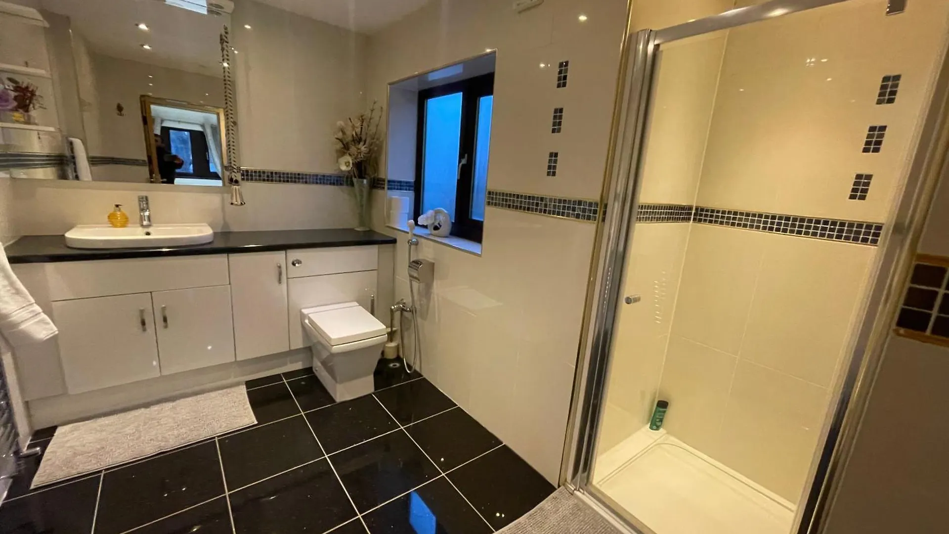Executive Residence - Yorkshire Staycation Home Gomersal 0*,  Wielka Brytania