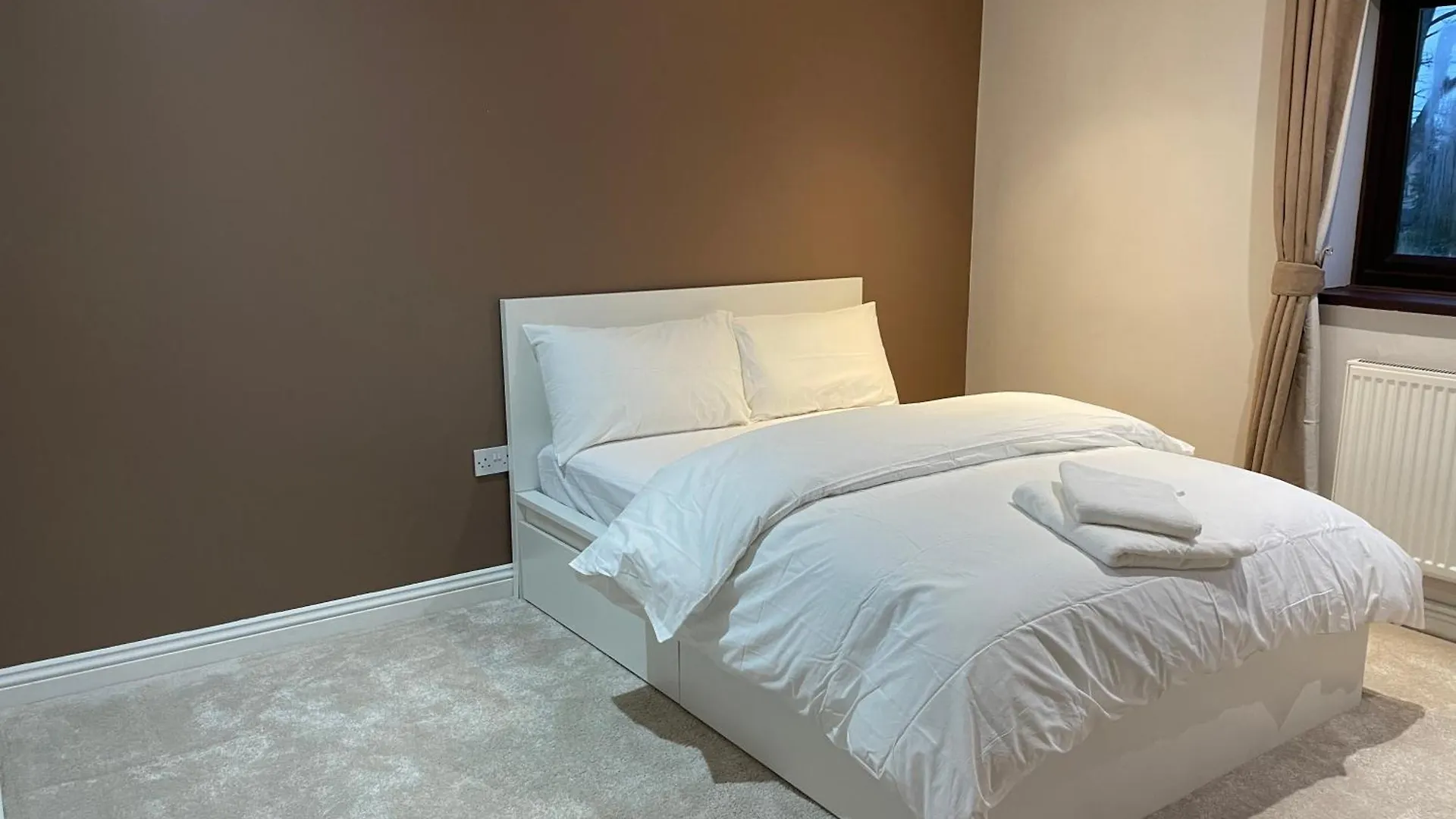 Executive Residence - Yorkshire Staycation Home Gomersal 0*,  Wielka Brytania
